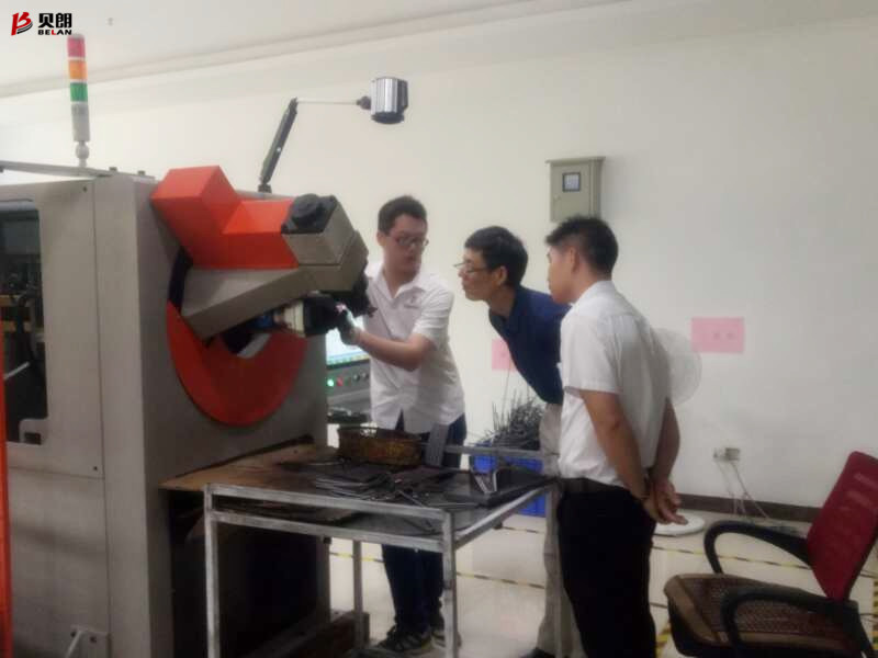 佛山客戶來貝朗看不銹鋼成型機，現場打樣談合作